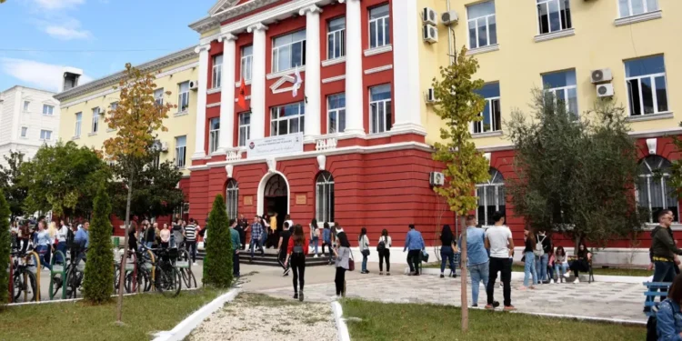 FMN: Shqipëria po diplomon studentë që nuk i duhen kujt