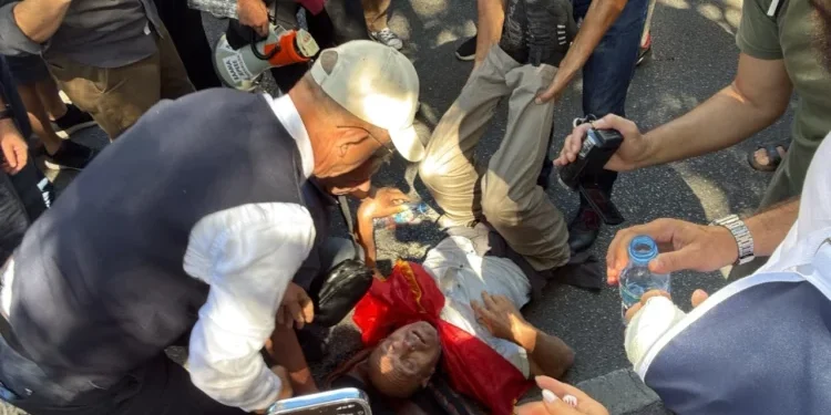Konfrontime me policinë, një protestues humb ndjenjat