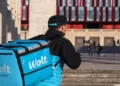 Motoristi i WOLT filmohet duke kruajtur këmbët para se të dorëzojë porosinë
