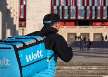 Motoristi i WOLT filmohet duke kruajtur këmbët para se të dorëzojë porosinë