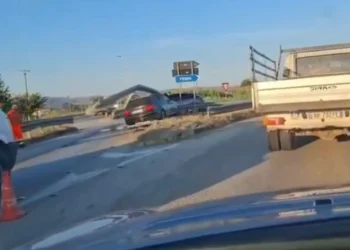 Makina përplaset me barrierat, plagoset një grua dhe një fëmijë