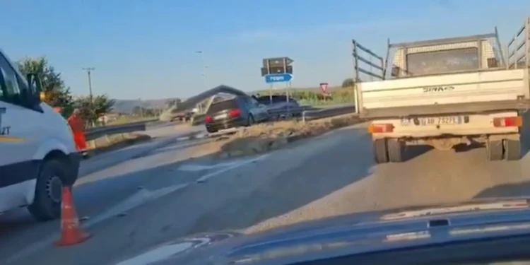 Makina përplaset me barrierat, plagoset një grua dhe një fëmijë