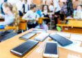 96% e nxënësve shqiptarë në shkolla ku ndalohen celularët, ndër shifrat më të larta në OECD dhe rajon