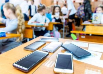 96% e nxënësve shqiptarë në shkolla ku ndalohen celularët, ndër shifrat më të larta në OECD dhe rajon