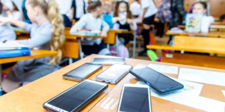 96% e nxënësve shqiptarë në shkolla ku ndalohen celularët, ndër shifrat më të larta në OECD dhe rajon