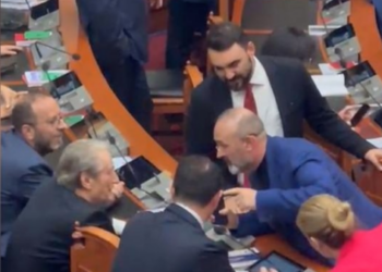Ulsi Manja “kalon” nga opozita, ç’po i thotë Berishës