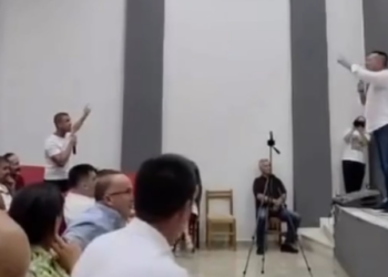 Debate gjatë mbledhjes në Prrenjas, socialisti përplaset me deputetin Olsi Komici