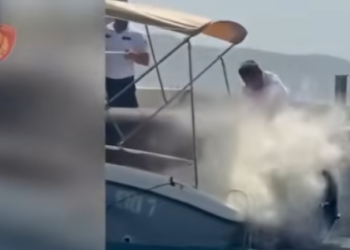 Flakë në një mjet lundrues në Ksamil, shpëtohen 4 turistë gjermanë