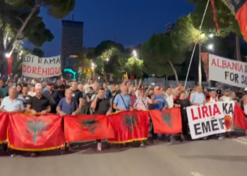 Dita e 109-të e protestës/ Thirrje për UÇK-në gjatë marshimit në Tiranë
