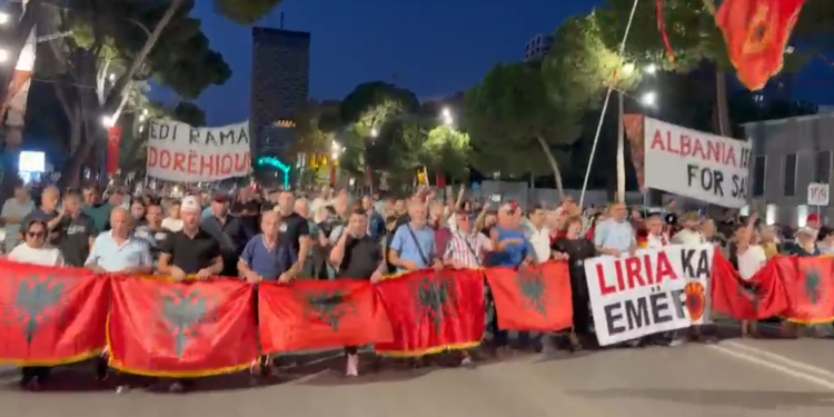 Dita e 109-të e protestës/ Thirrje për UÇK-në gjatë marshimit në Tiranë