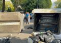 Tensione në protestë, protestuesit përmbysin kazanët e mbeturinave në rrugë!