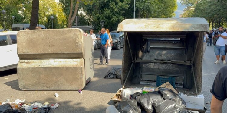 Tensione në protestë, protestuesit përmbysin kazanët e mbeturinave në rrugë!