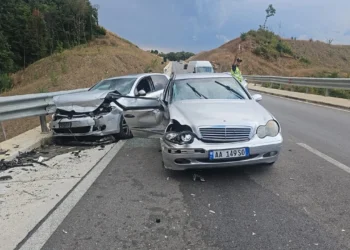 Aksident në aksin Maqellarë–Peshkopi, nënë e bir nisen drejt Tiranës