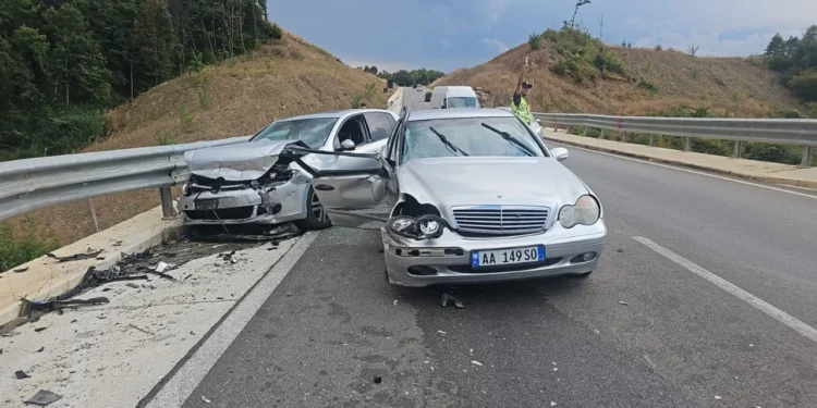 Aksident në aksin Maqellarë–Peshkopi, nënë e bir nisen drejt Tiranës