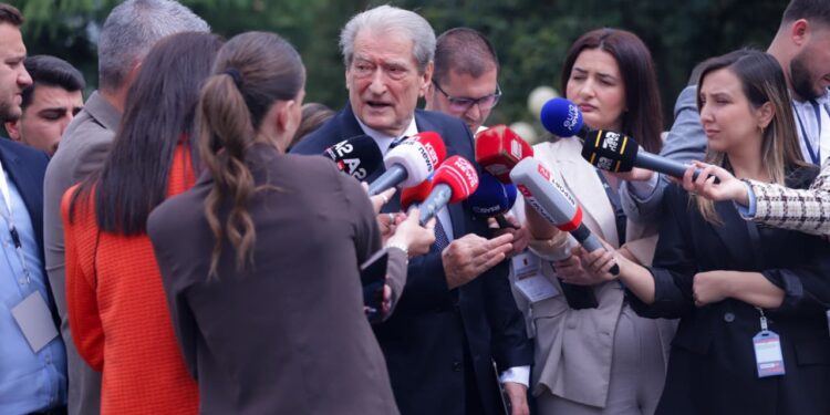 Çfarë i tha Ulsi Manja, Berishës te tavolina? Demokrati tregon bisedën: Emri i tij del në dosje