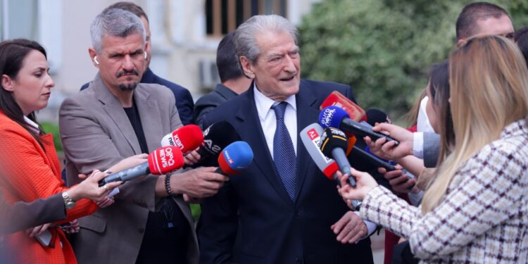Berisha denoncon skandalin: SHISH ka përgjuar edhe gazetarët