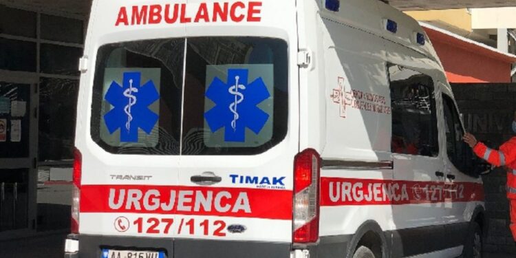 Po instalonte linjën e internetit, 50-vjeçari bie nga  shtylla