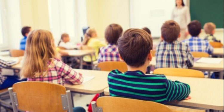 PISA 2025/ Alarm për arsimin shqiptar: 4 në 10 nxënës shqiptarë nuk arrijnë nivelin bazë në shkencë