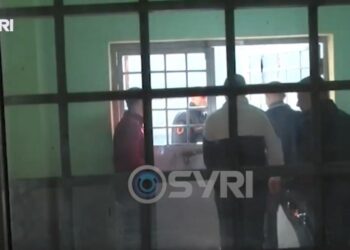 Nuredin Dumani del jashtë kontrollit, godet dhe kanos policin brenda burgut