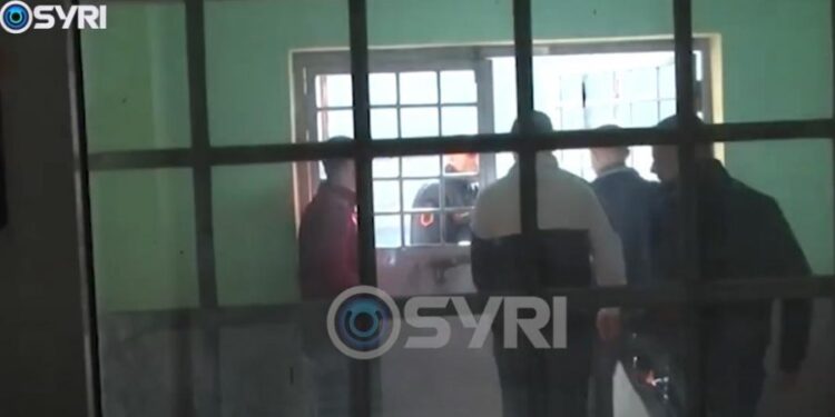 Nuredin Dumani del jashtë kontrollit, godet dhe kanos policin brenda burgut