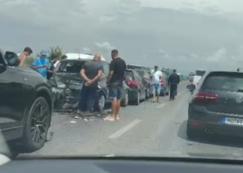 Përplasen 5 automjete në Durrës-Tiranë, humb jetën 45-vjeçari