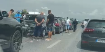 Përplasen 5 automjete në Durrës-Tiranë, humb jetën 45-vjeçari