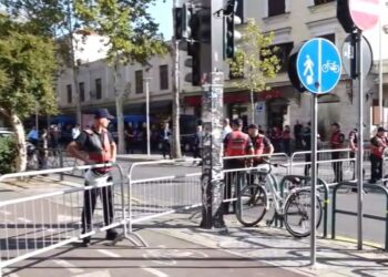 Protesta para Kuvendit, policia rrethon zonën dhe vendos gardh metalik