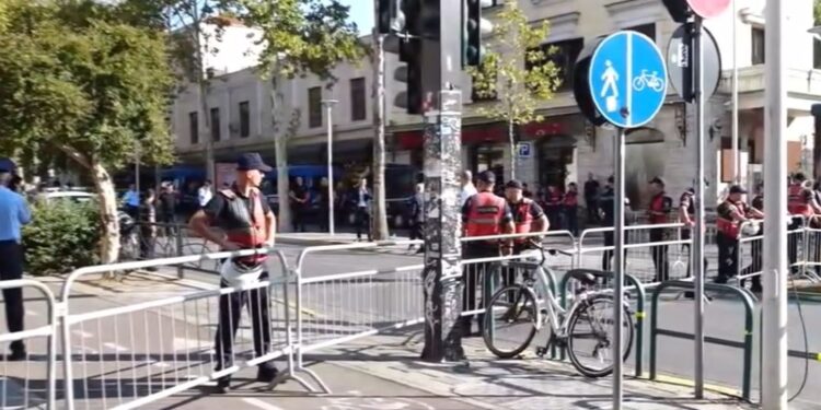 Protesta para Kuvendit, policia rrethon zonën dhe vendos gardh metalik