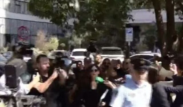Për herë të parë para kamerave, Vlora Hyseni mbërrin në GJKKO