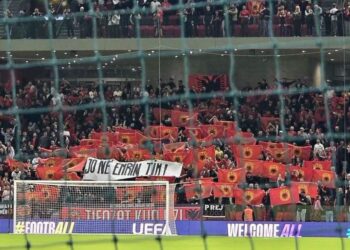 “TKZ” shpalosin flamujt e UÇK-së në “Air Albania”, pavarësisht rregullave të federatës