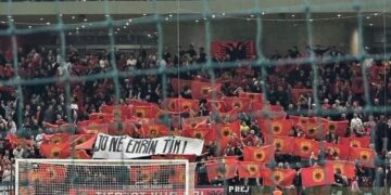 “TKZ” shpalosin flamujt e UÇK-së në “Air Albania”, pavarësisht rregullave të federatës