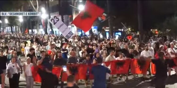 Bllokohen profilet në Instagram të dhjetra protestuesve