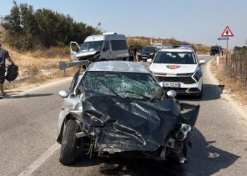 Aksident në Selenicë, përplasen automjeti dhe furgoni i pasagjerëve, 6 të plagosur