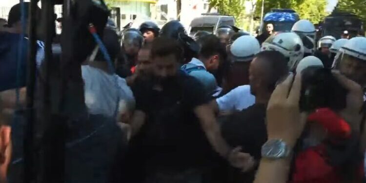 Përplasjet me policinë në protestë, 17 qytetarë janë shoqëruar në komisariate