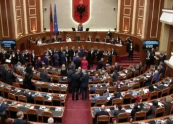 Rrëzohet kërkesa e PD për SHISH-in/ Demokratët bllokojnë foltoren, ndërpritet seanca