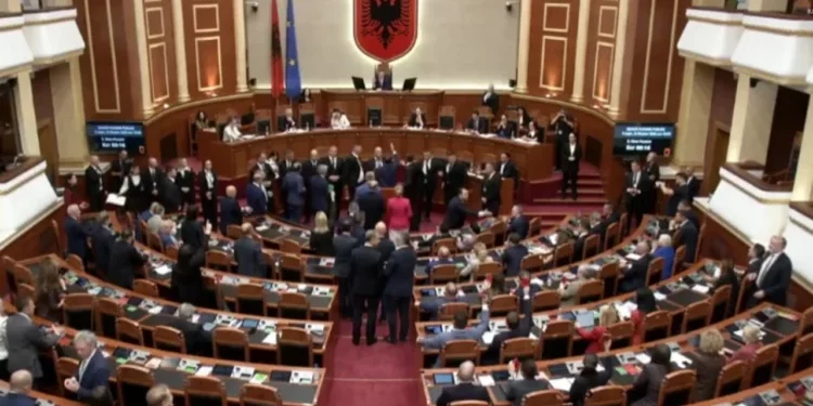 Rrëzohet kërkesa e PD për SHISH-in/ Demokratët bllokojnë foltoren, ndërpritet seanca