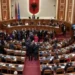 Rrëzohet kërkesa e PD për SHISH-in/ Demokratët bllokojnë foltoren, ndërpritet seanca