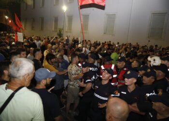 Përplasje para Kryeministrisë, 14 protestues të arrestuar