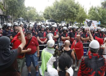 Kuvendi rikthehet sot në punë, qytetarët i presin me protesta jashtë godinës