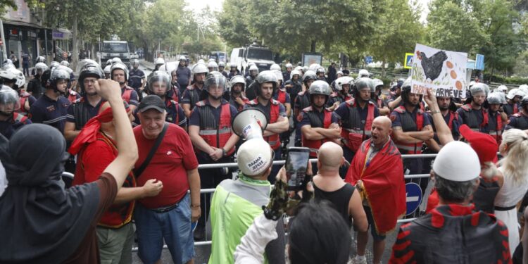 Kuvendi rikthehet sot në punë, qytetarët i presin me protesta jashtë godinës