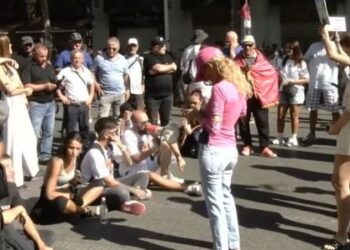 “Ramoviç, o tradhtar, jep dorëheqjen sa më parë”/ Protestuesit me thirrje kundër qeverisë jashtë Kuvendit