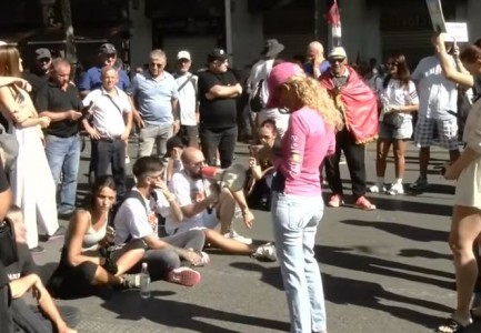“Ramoviç, o tradhtar, jep dorëheqjen sa më parë”/ Protestuesit me thirrje kundër qeverisë jashtë Kuvendit