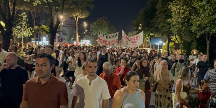 98 ditë protestë/ Qytetarët mblidhen sërish në shesh kundër Ramës