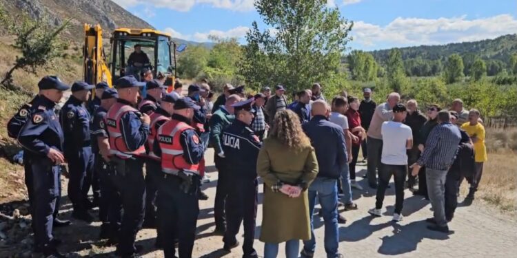 Protesta për ujin e pijshëm, përplasje mes banorëve dhe policisë
