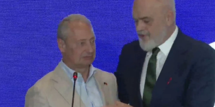 Rama s’ka kohë për negociatat, i ndërpret fjalën eurodeputetit: Mos e zgjat, kam takim!
