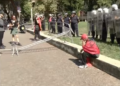 Tensionet në protestë/ Protestuesit heqin gardhin metalik para Ministrisë së Brendshme