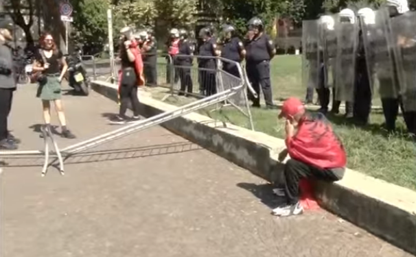 Tensionet në protestë/ Protestuesit heqin gardhin metalik para Ministrisë së Brendshme