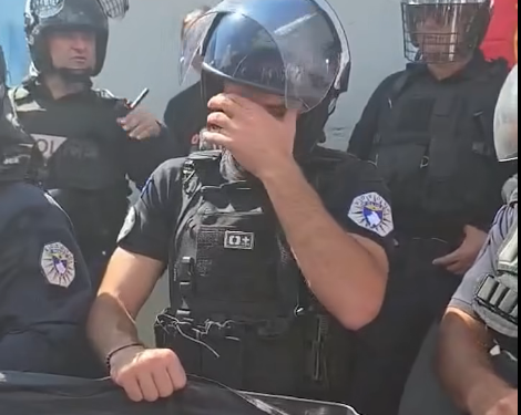 Video/ Polici i Kosovës përlotët kur merr në dorë flamurin e Kosovës dhe të UCCK-së