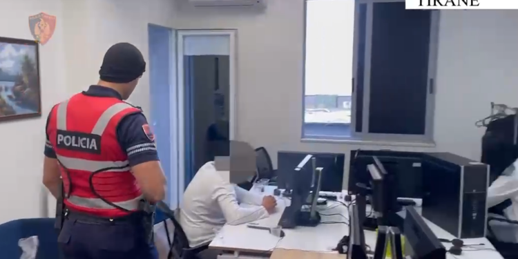 Mashtronin qytetarë të BE-së përmes platformave online, arrestohen 4 persona në Tiranë