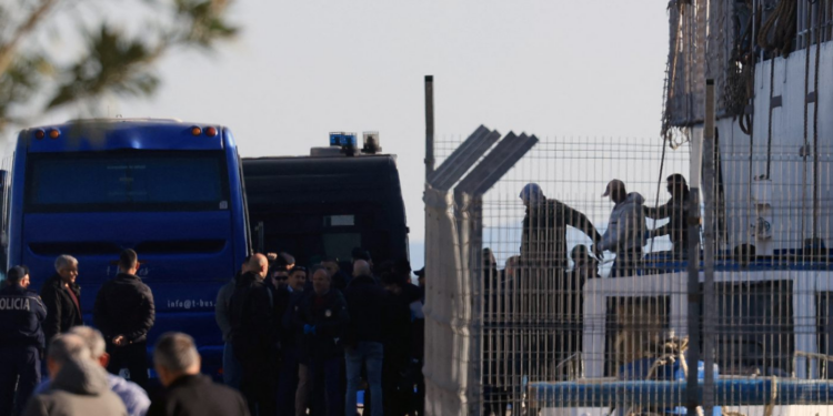 Qendrat e refugjatëve/ Amnesty International: Modeli Itali-Shqipëri mund të kthehet në precedent të rrezikshëm për BE-në